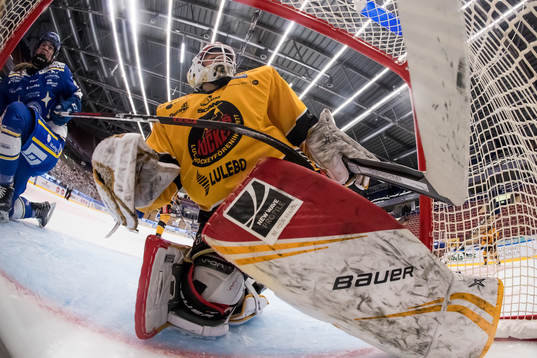 Leksands Linnea Sjölund och Luleås målvakt Tindra Holm