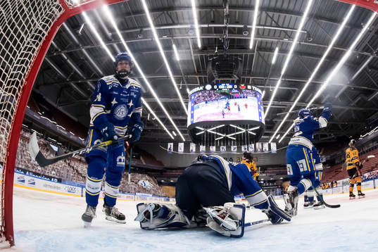Leksands Ida Karlsson och målvakt Amanda Johansson deppar
