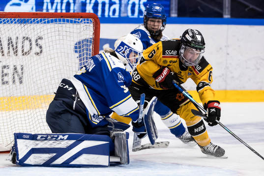 Luleås Jenni Hiirikoski och Leksands målvakt Amanda