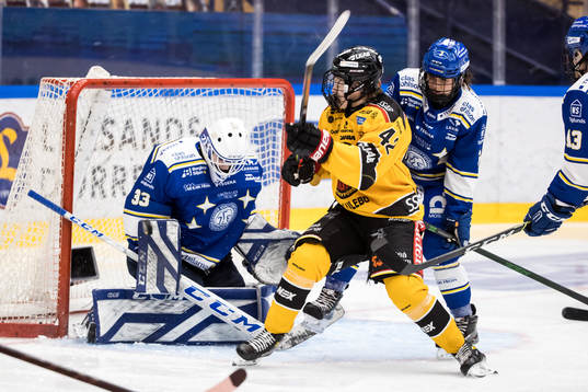 Leksands målvakt Amanda Johansson och Luleås Viivi