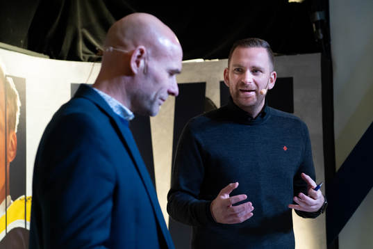s kommunikationschef Johan Freijd i HV71 livestudio innan