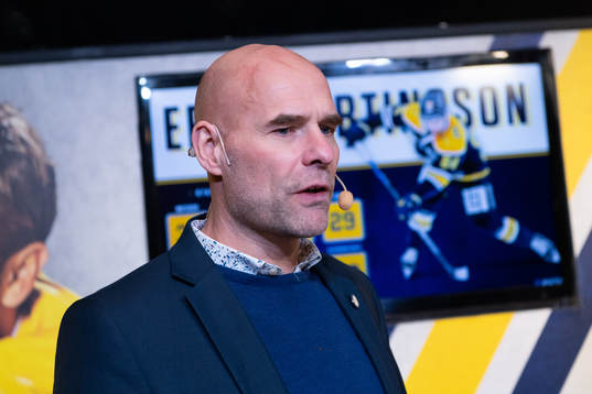 s general manager Peter Ekelund i HV71:s livestudio innan