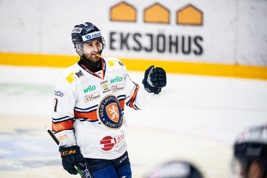 Växjös Andrew Calof jublar