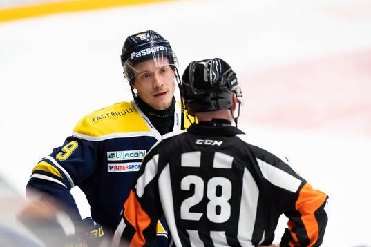 s Didrik Strömberg pratar med domaren