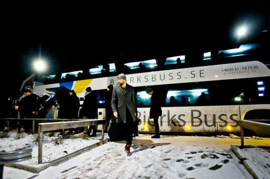 00) med bussen till ishockeymatchen i SHL mellan Örebro