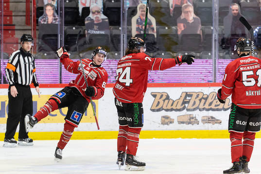 Örebros Robert Leino jublar