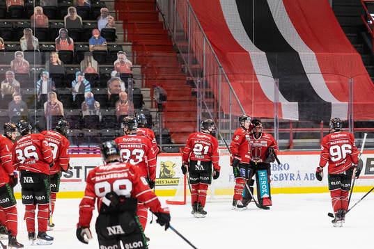 Örebros målvakt Jhonas Enroth jublar med lagkamrater