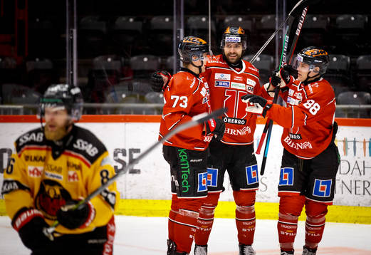 Örebros Oliver Eklind och Ludvig Rensfeldt jublar vid 4-1