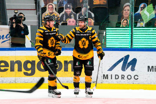 Skellefteås Oscar Möller och Jonathan Johnsson jublar