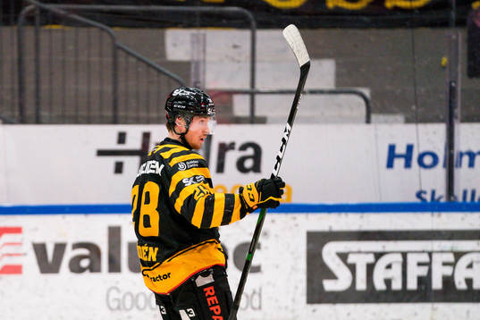 Skellefteås Jesper Frödén jublar