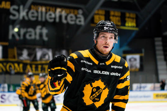 Skellefteås Jesper Frödén jublar