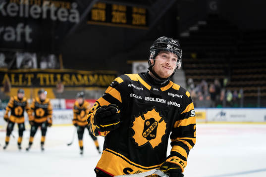 Skellefteås Jesper Frödén jublar