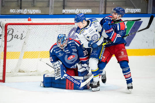 Oskarshamns målvakt Joe Cannata och Nichlas Torp mot