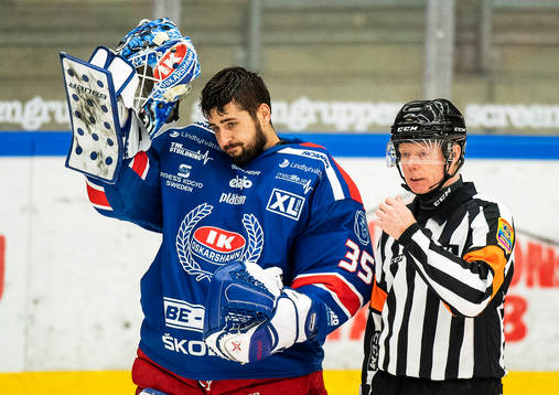 Oskarshamns målvakt Joe Cannata och Domare Pehr Claesson