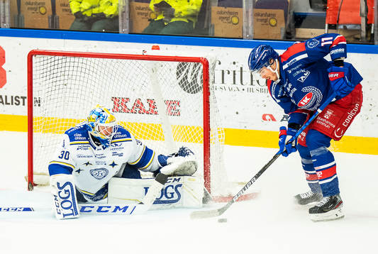 Oskarshamns Joakim Thelin och Leksands målvakt Janne