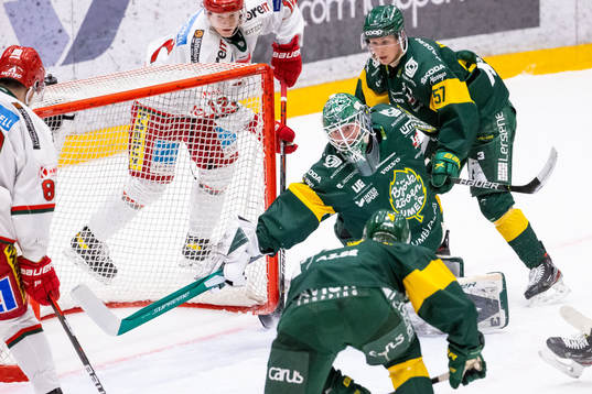 Björklövens målvakt Isak Mantler släpper in Modos 1-2