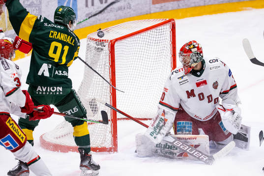 Björklövens Justin Crandall försöker natt få in pucken