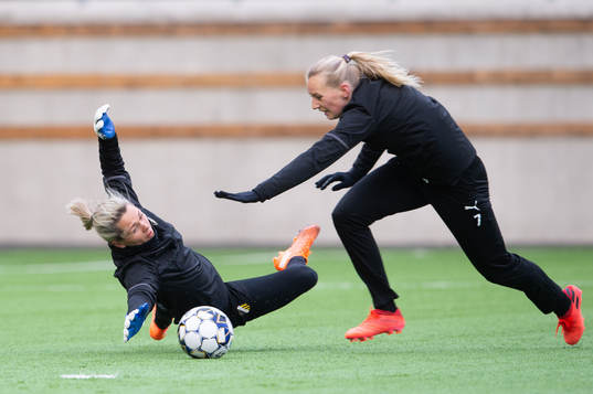 Målvakt Jennifer Falk och Stina Blackstenius