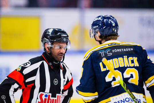 Södertäljes Måns Lindbäck i diskussion med domare
