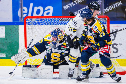Södertäljes målvakt Jussi Rynnäs med en räddning