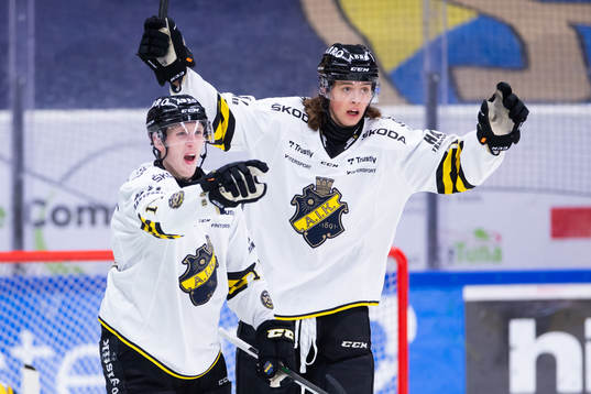 s  Jacob Svensson jublar