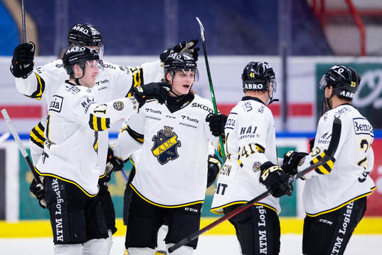 s Jacob Svensson jublar med lagkamraterna