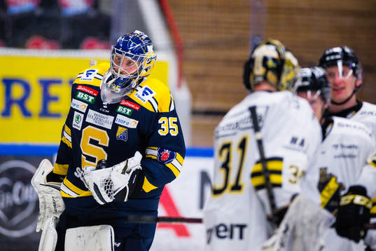 Södertäljes målvakt Jussi Rynnäs deppar