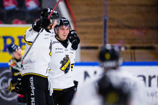 s Malte Setkov och Max Lindholm jublar