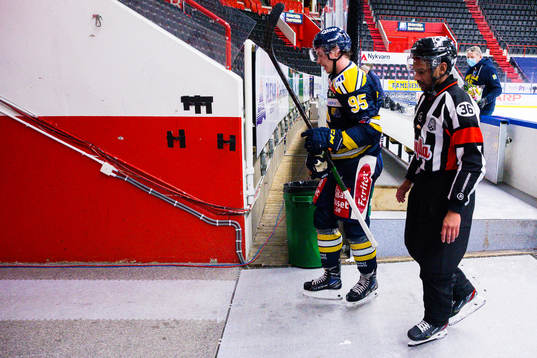 Södertäljes Nick Olesen deppar