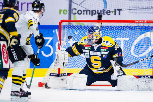s Jacob Svensson gör 2-2 bakom Södertäljes målvakt