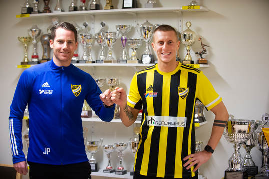 IFK-tränaren Johan Persson presenterar nyförvärvet