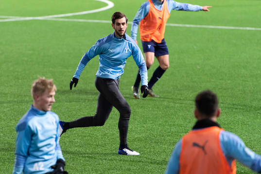 Malmö FFs Adi Nalic värmer upp innan träningsmatchen i