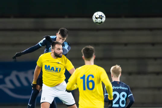 Malmö FFs Anel Ahmedhodzic i kamp om bollen med IFK