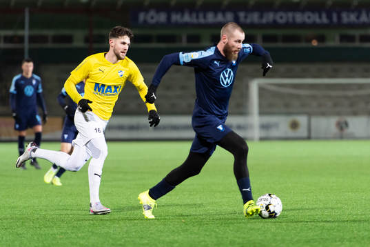 IFK Malmös Oliver Stojanovic Fredin jagar Malmö FFs Jo