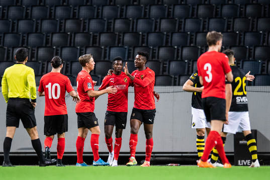 Vasalunds Isac Booye jublar med lagkamrater