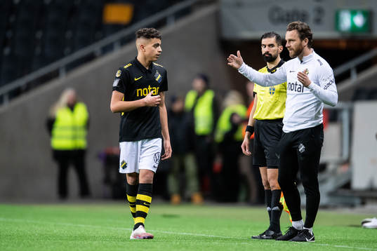 s Yasin Ayari i samtal med tränare Bartosz Grzelak