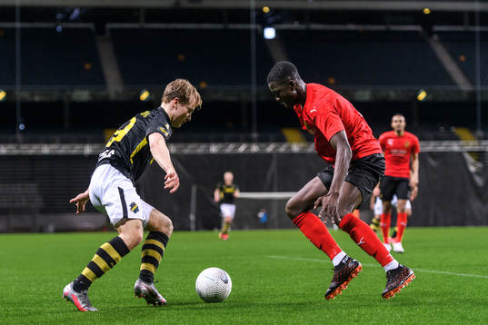 s Saku Ylätupa och Vasalunds Ibrahim Doumbia