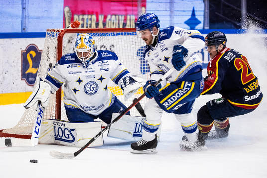 Leksands målvakt Janne Juvonen och Matt Caito mot