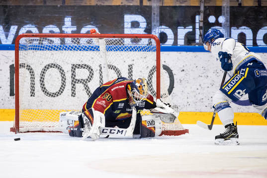 Djurgårdens målvakt Niklas Svedberg och Leksands Patrik