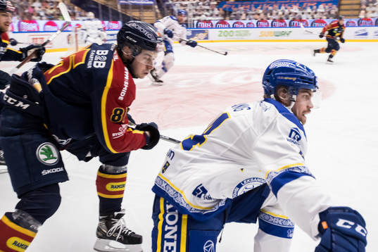 Djurgårdens Michael Haga och Leksands Oskar Lang