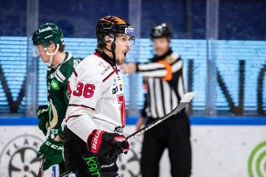 Örebros Emil Larsson jublar