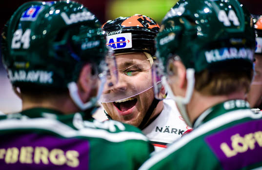 Örebros Robin Kovacs i gruff med Färjestads Jonathon Blum