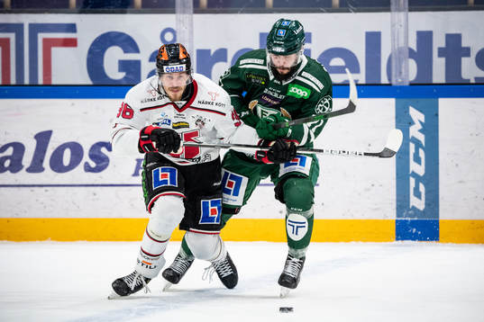 Örebros Emil Larsson och Färjestads Jesse Virtanen