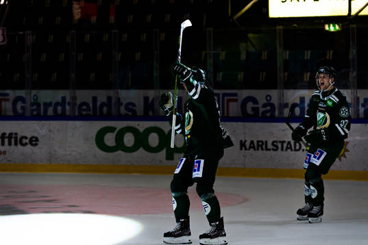 Färjestads Per Åslund och Adam Ginning jublar