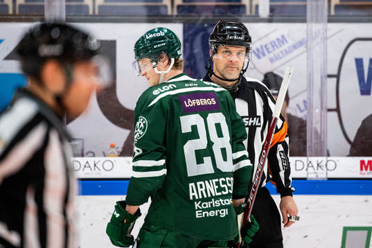 Färjestads Linus Arnesson och Domare Mikael Nord
