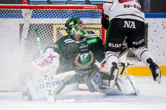 Färjestads målvakt Henrik Haukeland räddar en straff