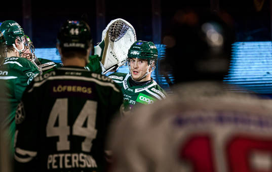 Färjestads Michael Lindqvist jublar med  lagkamrater