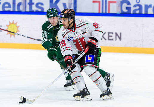 Färjestads Victor Ejdsell och Örebros Joshua Ho-Sang