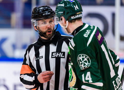 Domare Marcus Linde i samtal med Färjestads Victor Ejdsell