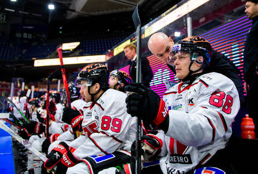 Örebros assisterande tränare Christer Olsson i samtal med